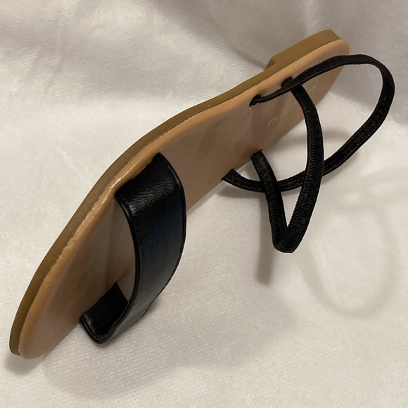 Le Chateau - Black Flat Heel Top Strap Sandals - Size 6.5 - Picture 11 of 11